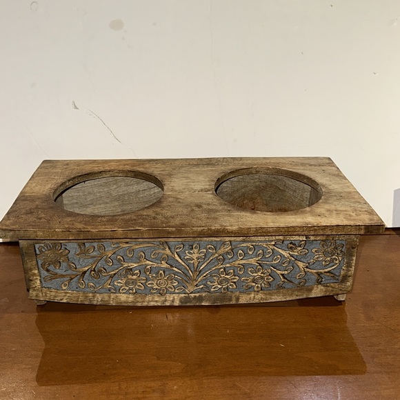 Elevated wooden pet feeding station. 14" x 7 x 4. - Picture 2 of 8